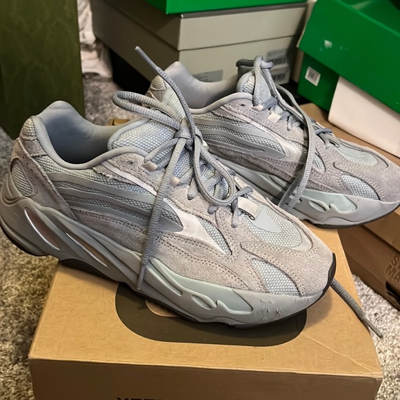 Yeezy 700 v2 hospital blue - Picture 1 of 5